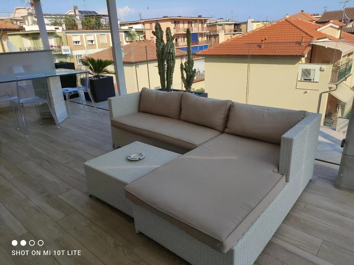 Appartamento Spotorno con ampio terrazzo attrezzato anche con angolo cottura