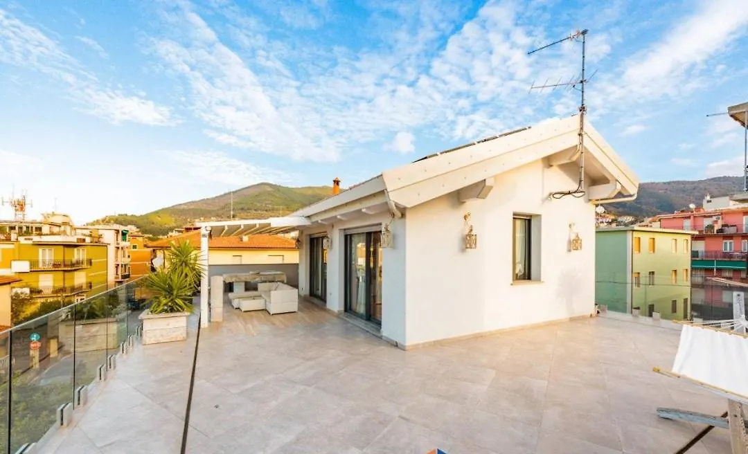 Appartamento Spotorno con ampio terrazzo attrezzato anche con angolo cottura Italia