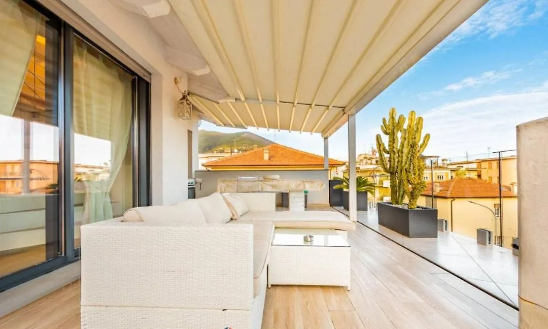 Appartamento Spotorno con ampio terrazzo attrezzato anche con angolo cottura